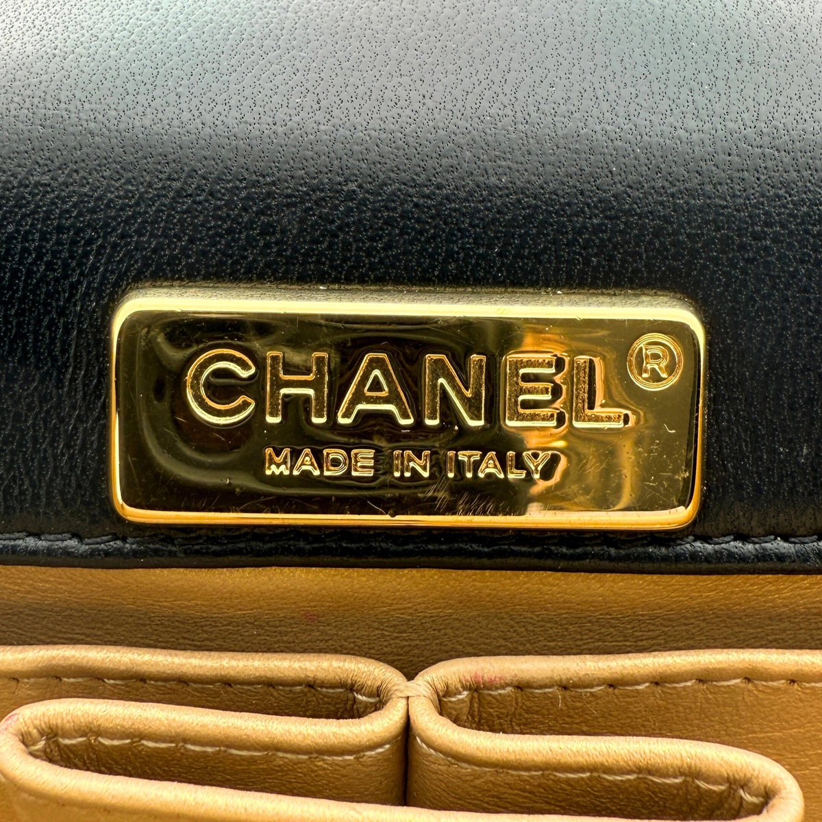 Chanel Matelassé Schultertasche mit goldener Hardware Schwarz / sehr gut Chanel