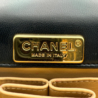 Chanel Matelassé Schultertasche mit goldener Hardware Schwarz / sehr gut Chanel