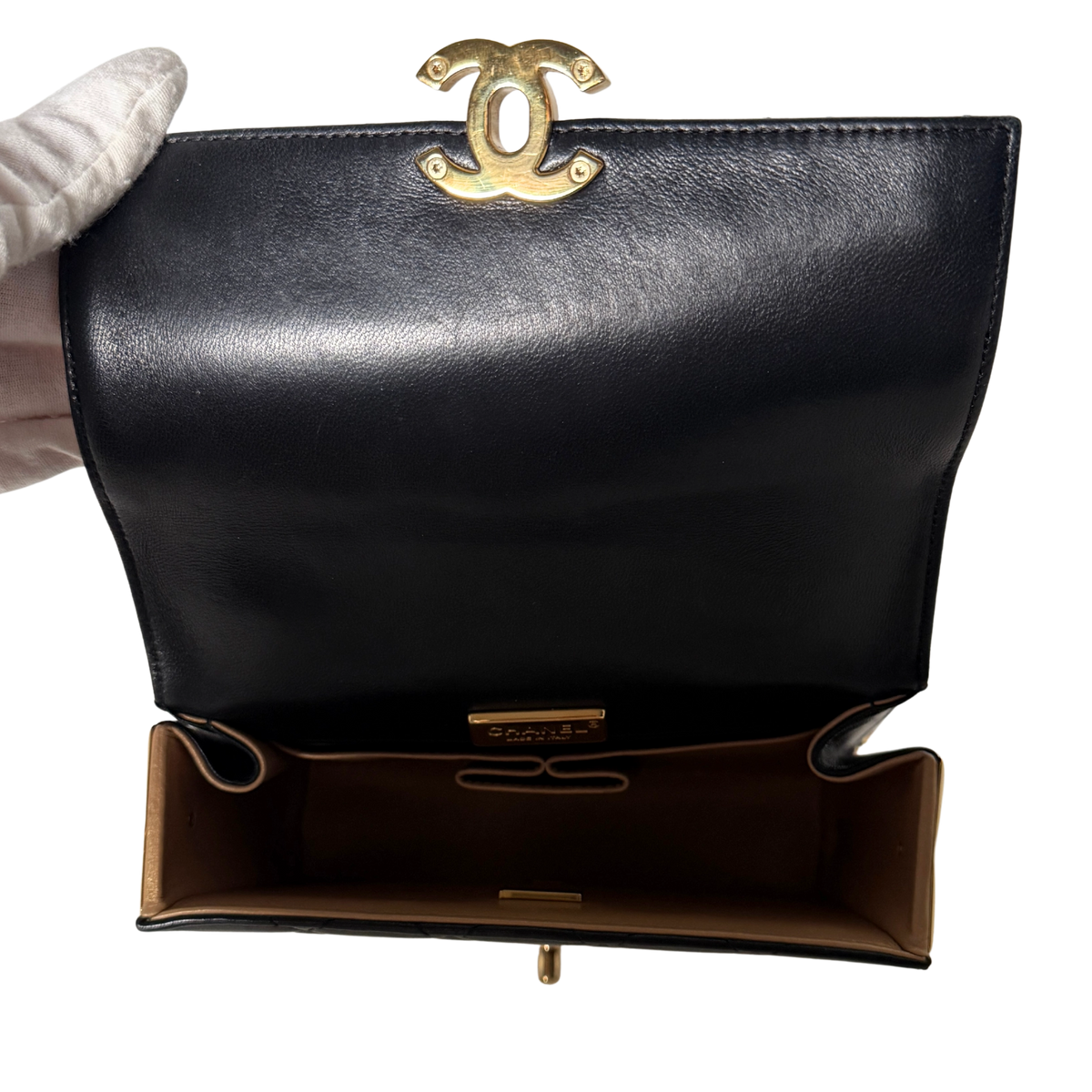 Chanel Matelassé Schultertasche mit goldener Hardware Schwarz / sehr gut Chanel