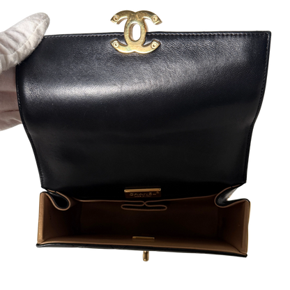 Chanel Matelassé Schultertasche mit goldener Hardware Schwarz / sehr gut Chanel