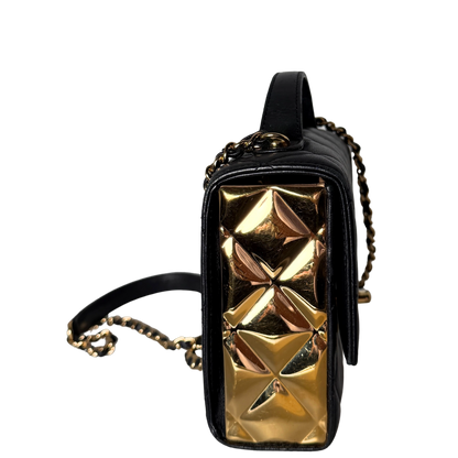 Chanel Matelassé Schultertasche mit goldener Hardware Schwarz / sehr gut Chanel