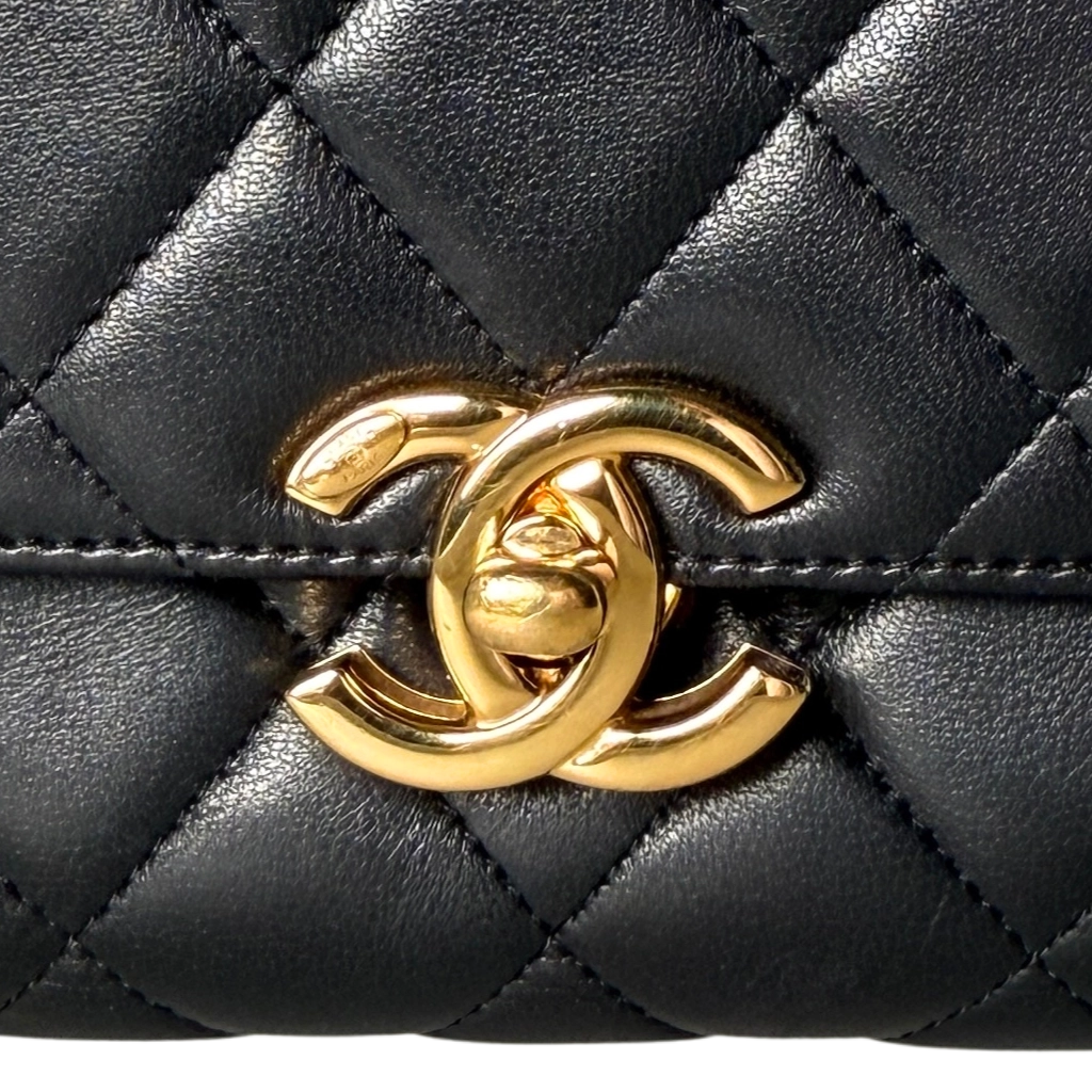 Chanel Matelassé Schultertasche mit goldener Hardware Schwarz / sehr gut Chanel