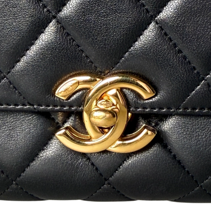 Chanel Matelassé Schultertasche mit goldener Hardware Schwarz / sehr gut Chanel