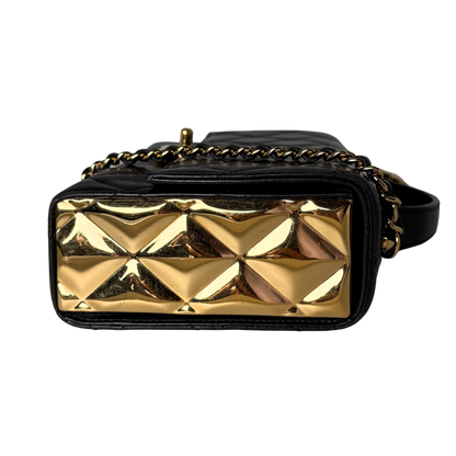 Chanel Matelassé Schultertasche mit goldener Hardware Schwarz / sehr gut Chanel