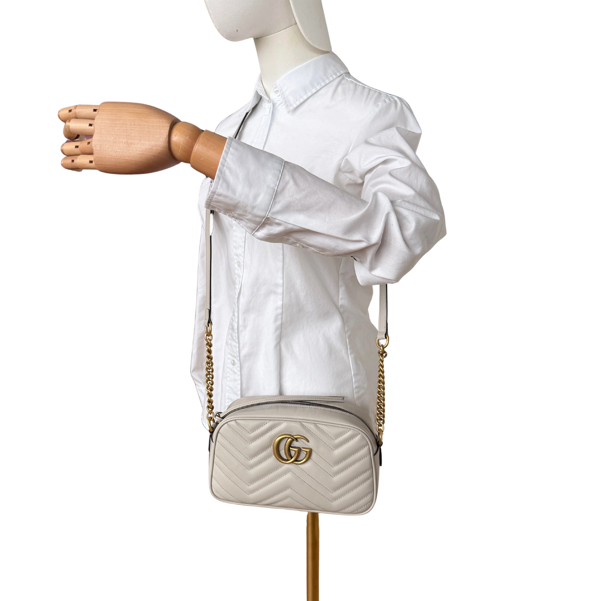 Gucci GG Marmont Camerabag klein hellgrau Leder / neuwertig Gucci