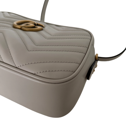 Gucci GG Marmont Camerabag klein hellgrau Leder / neuwertig Gucci