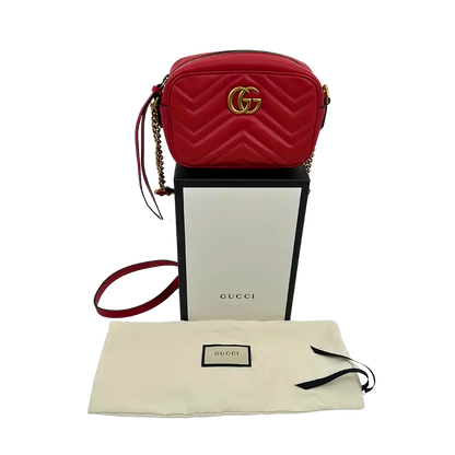 Gucci kleine GG Marmont Schultertasche aus Matelassé rot Fullset / neuwertig Gucci