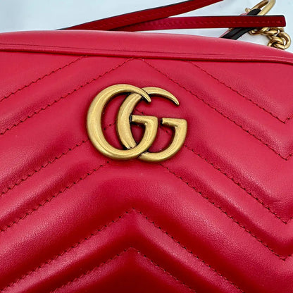 Gucci kleine GG Marmont Schultertasche aus Matelassé rot Fullset / neuwertig Gucci