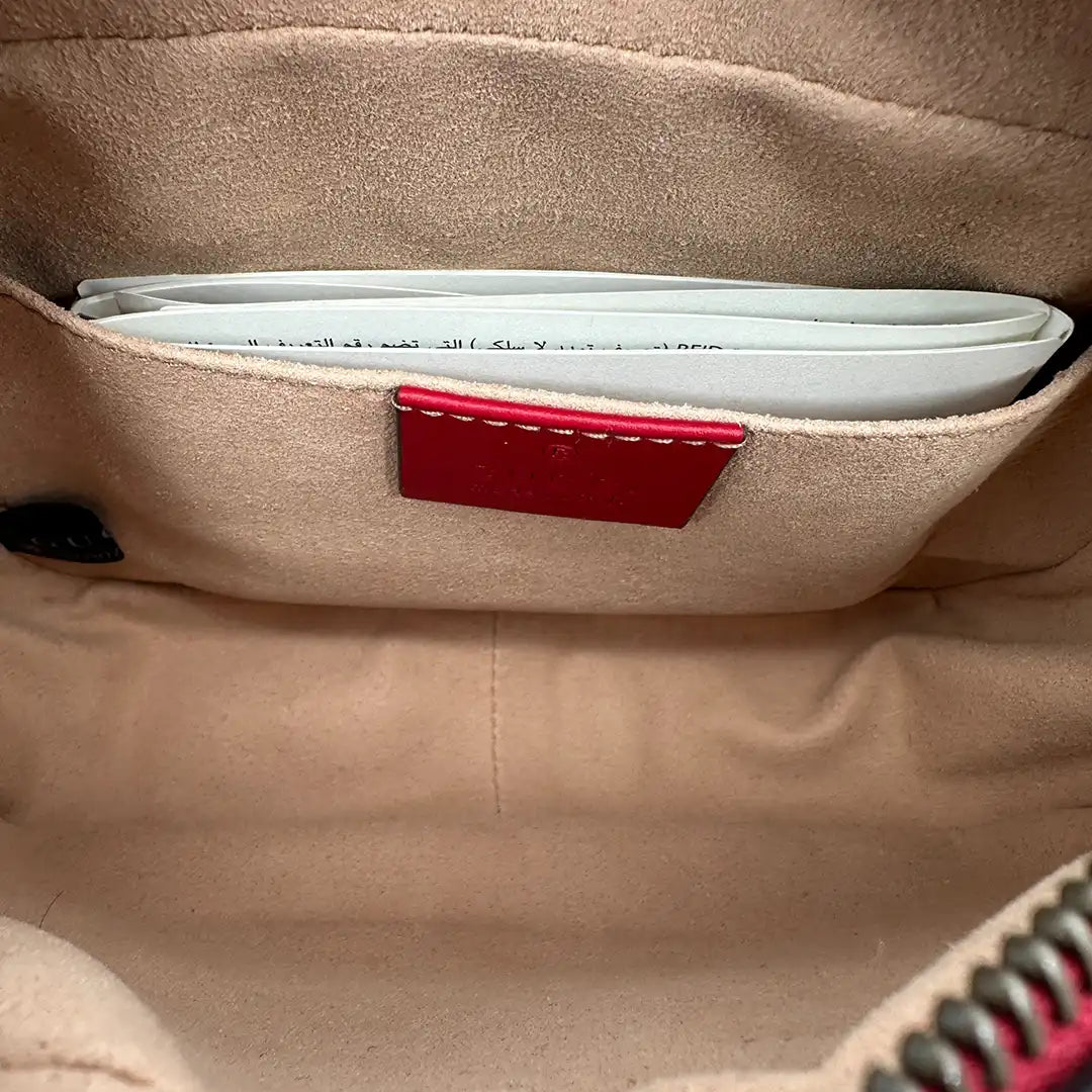 Gucci kleine GG Marmont Schultertasche aus Matelassé rot Fullset / neuwertig Gucci
