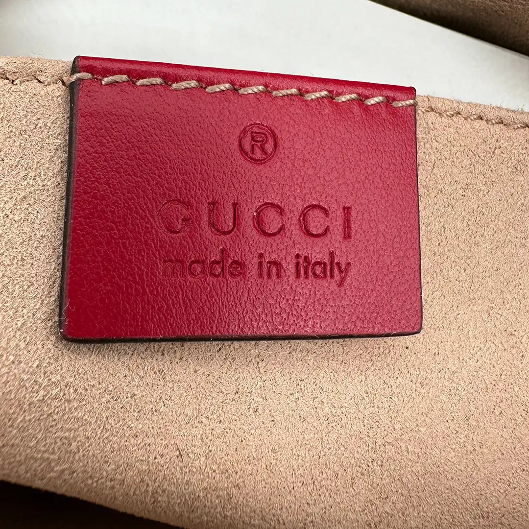 Gucci kleine GG Marmont Schultertasche aus Matelassé rot Fullset / neuwertig Gucci