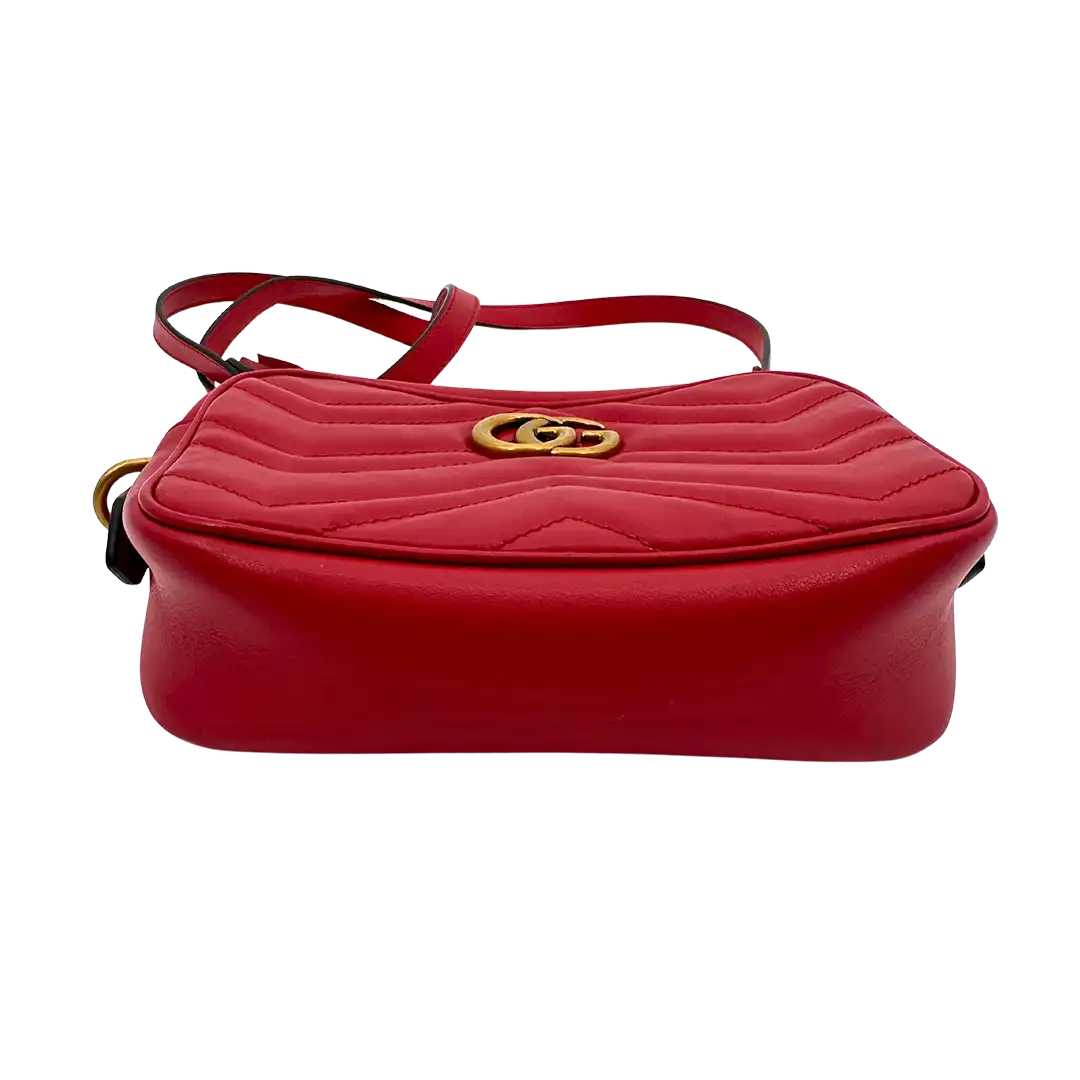 Gucci kleine GG Marmont Schultertasche aus Matelassé rot Fullset / neuwertig Gucci