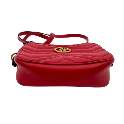 Gucci kleine GG Marmont Schultertasche aus Matelassé rot Fullset / neuwertig Gucci