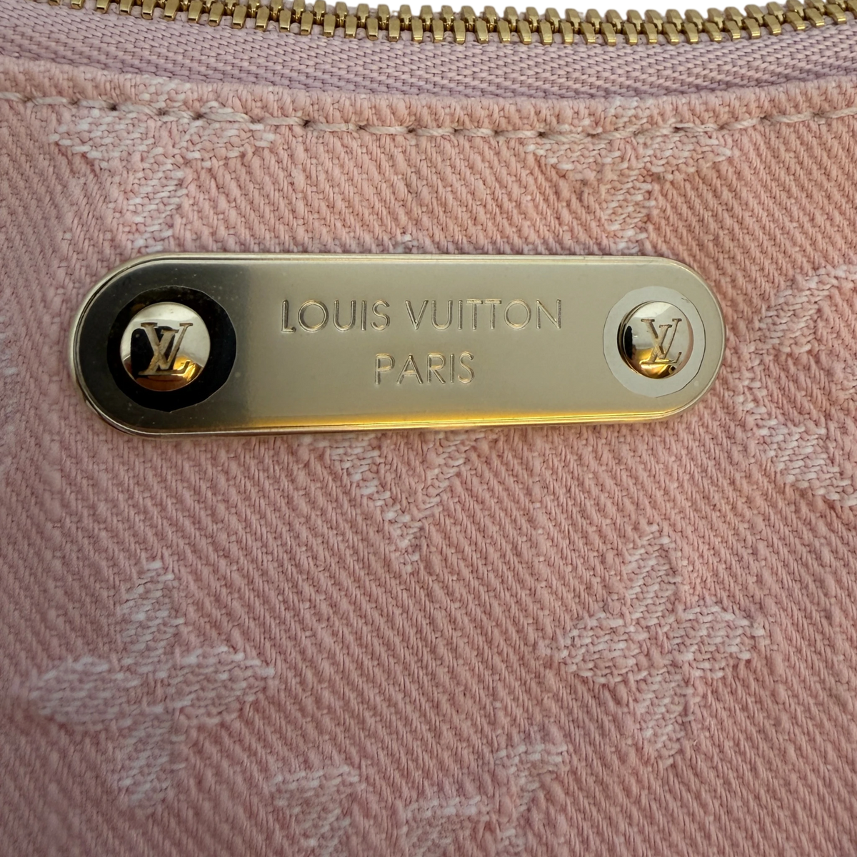 Louis Vuitton Pochette Liv Monogram Denim Washed Pink Gold – Ansicht 7