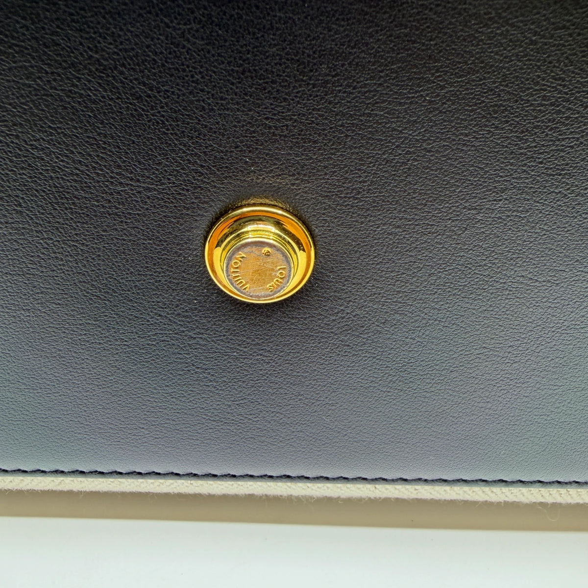 Louis Vuitton On My Side Bag  MM Monogram Tufting – Ansicht 8