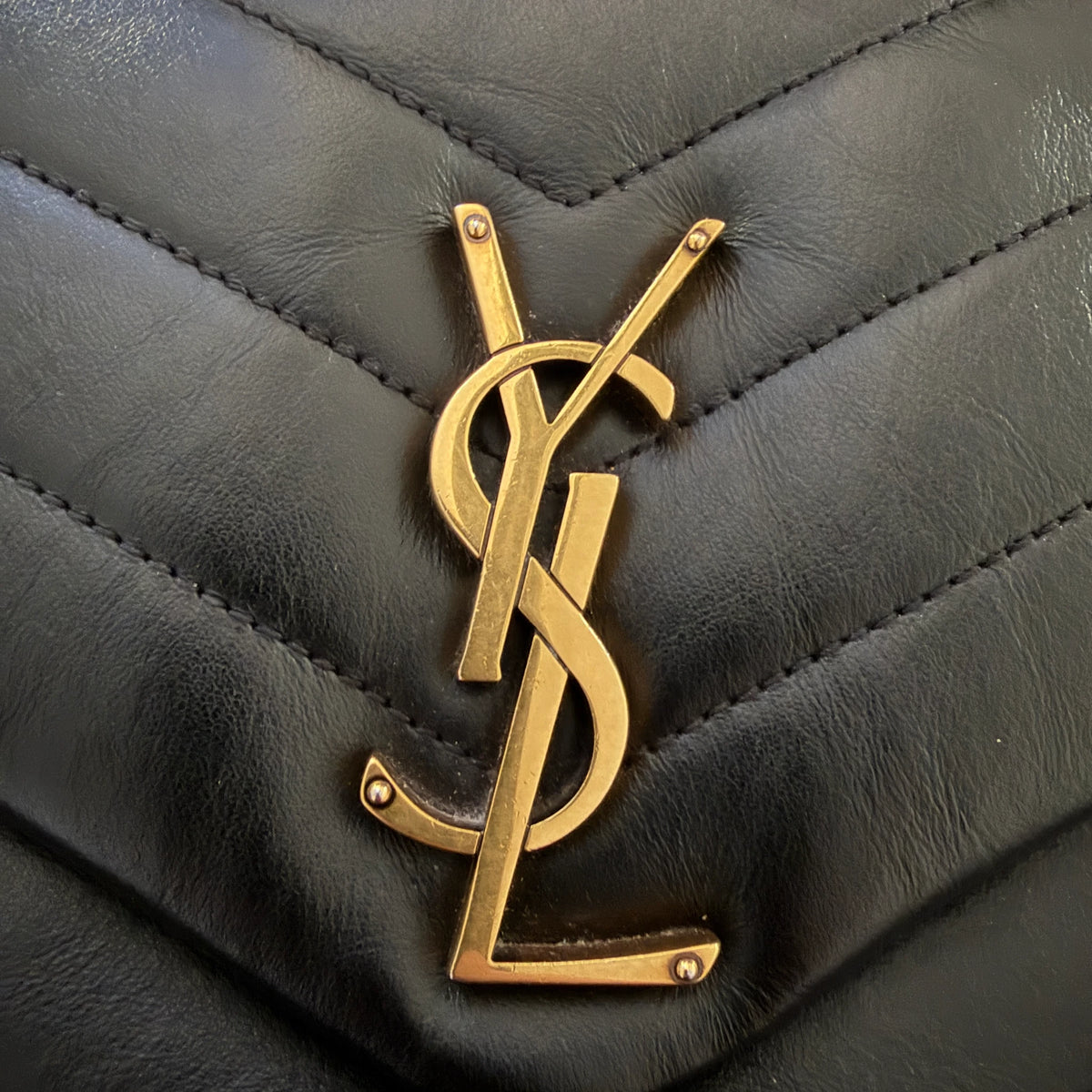 Saint Laurent Loulou Medium Y-Matelassé Kalbsleder Schwarz Gold – Ansicht 11