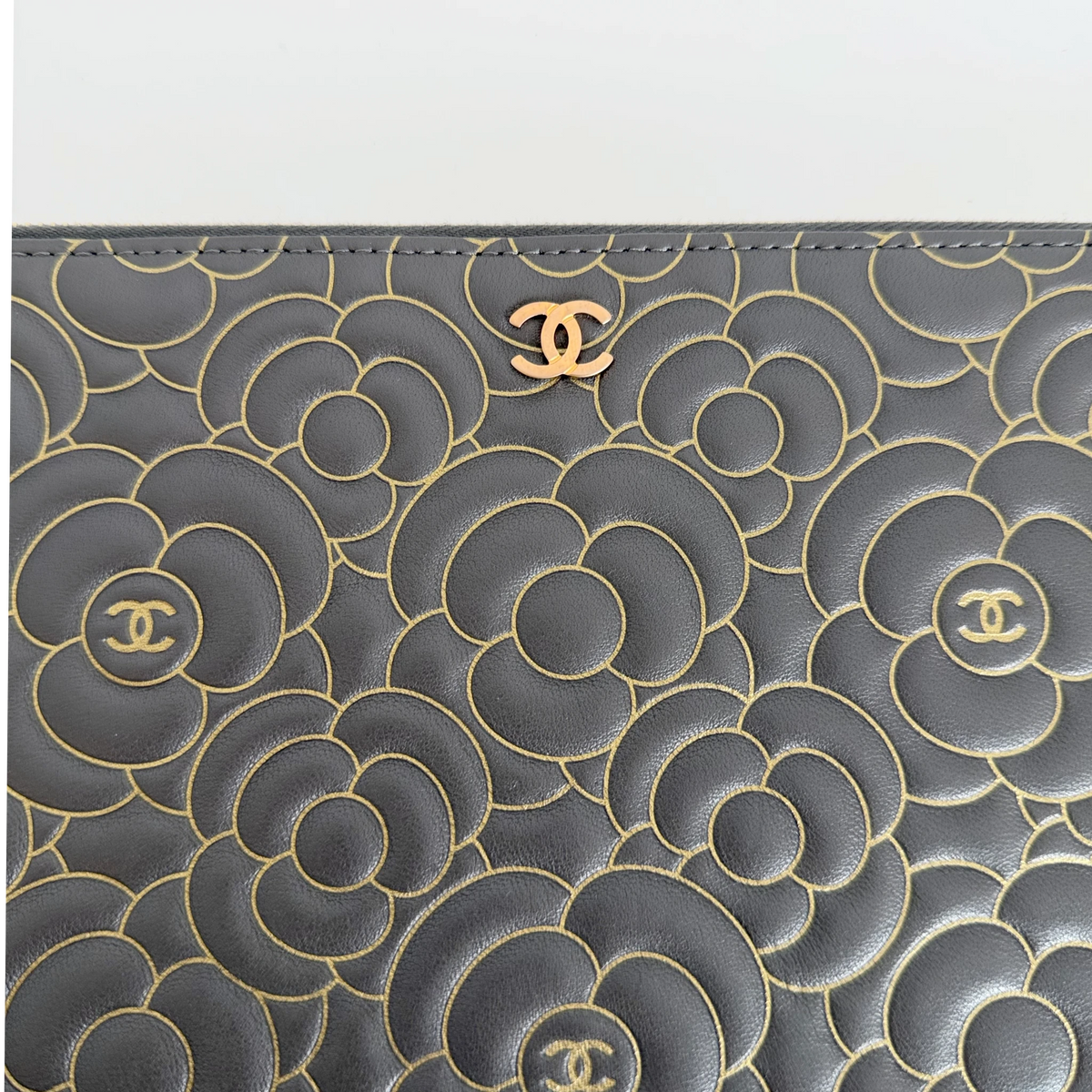 Chanel O Case Medium Camellia Lammleder Schwarz Gold Clutch