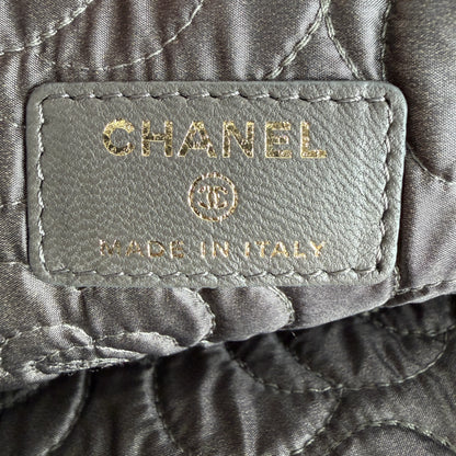 Chanel O Case Medium Camellia Lammleder Schwarz Gold Clutch