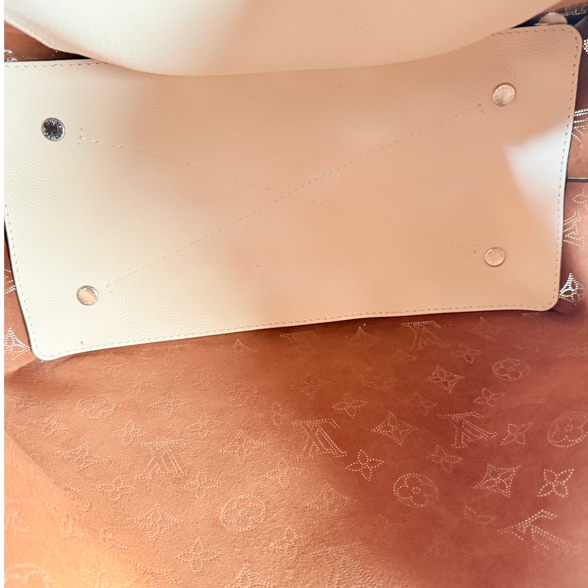 Louis Vuitton Carmel Hobo Mahina leer Crème Beige zilver