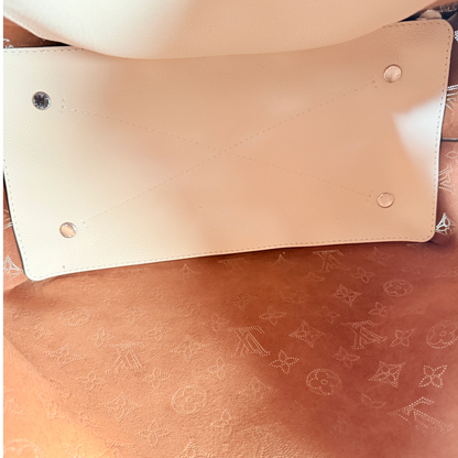 Louis Vuitton Carmel Hobo Mahina leer Crème Beige zilver