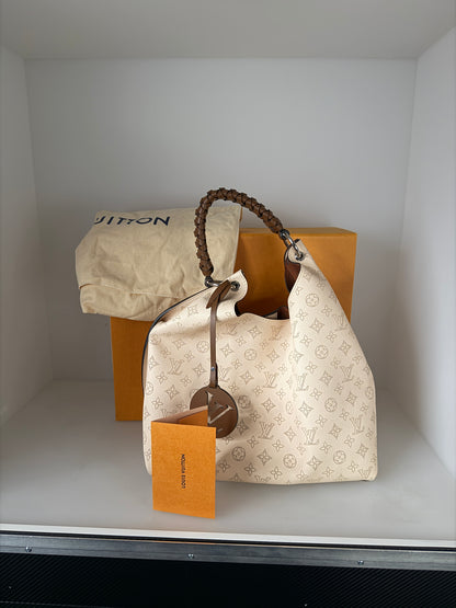 Louis Vuitton Carmel Hobo Mahina leer Crème Beige zilver