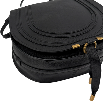 Chloé Marcie Medium Saddle Bag Genarbtes Kalbsleder Schwarz Gold – Ansicht 6