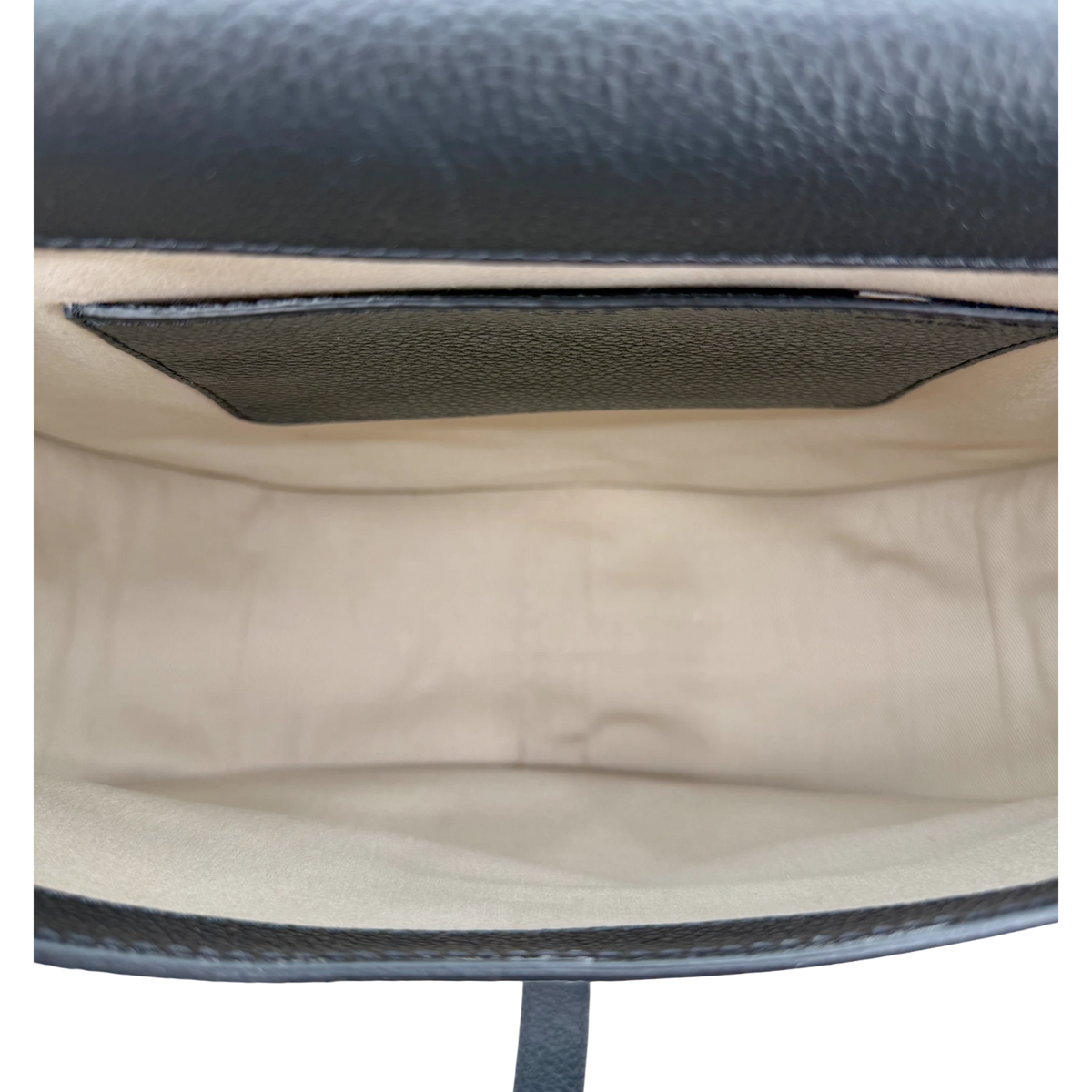 Chloé Marcie Medium Saddle Bag Genarbtes Kalbsleder Schwarz Gold – Ansicht 5