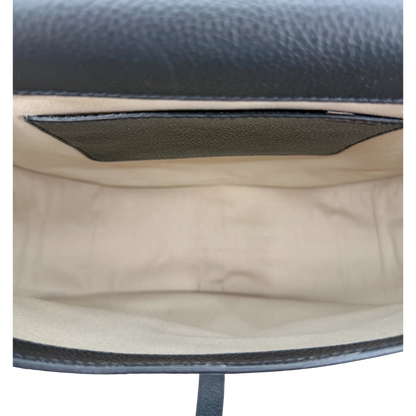 Chloé Marcie Medium Saddle Bag Genarbtes Kalbsleder Schwarz Gold – Ansicht 5