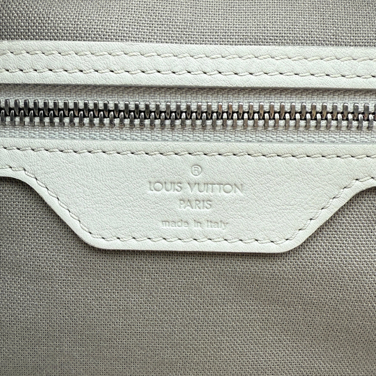 Louis Vuitton Infini Keepall 45 Bandoulière reistas lichtgrijs