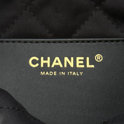 Chanel Kleine Chanel 22 Tasche Schwarz aus Kalbsleder goldene Hardware / neuwertig Chanel