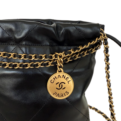 Chanel Kleine Chanel 22 Tasche Schwarz aus Kalbsleder goldene Hardware / neuwertig Chanel