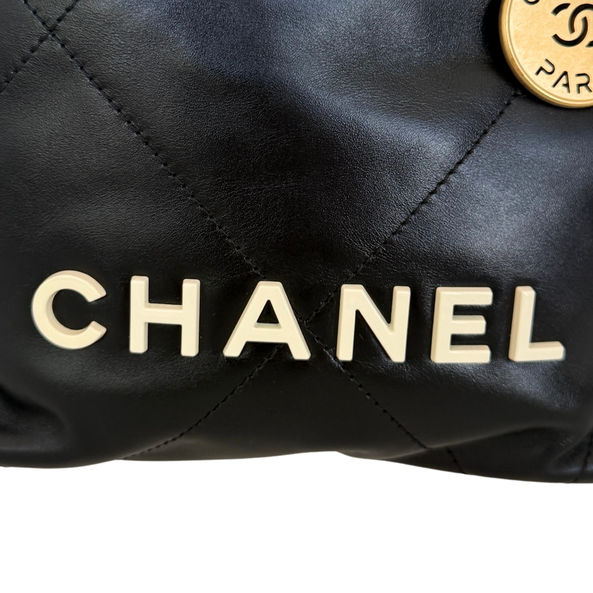 Chanel Kleine Chanel 22 Tasche Schwarz aus Kalbsleder goldene Hardware / neuwertig Chanel