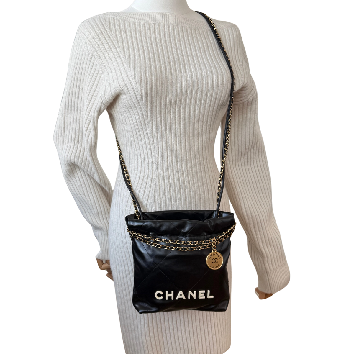 Chanel Kleine Chanel 22 Tasche Schwarz aus Kalbsleder goldene Hardware / neuwertig Chanel
