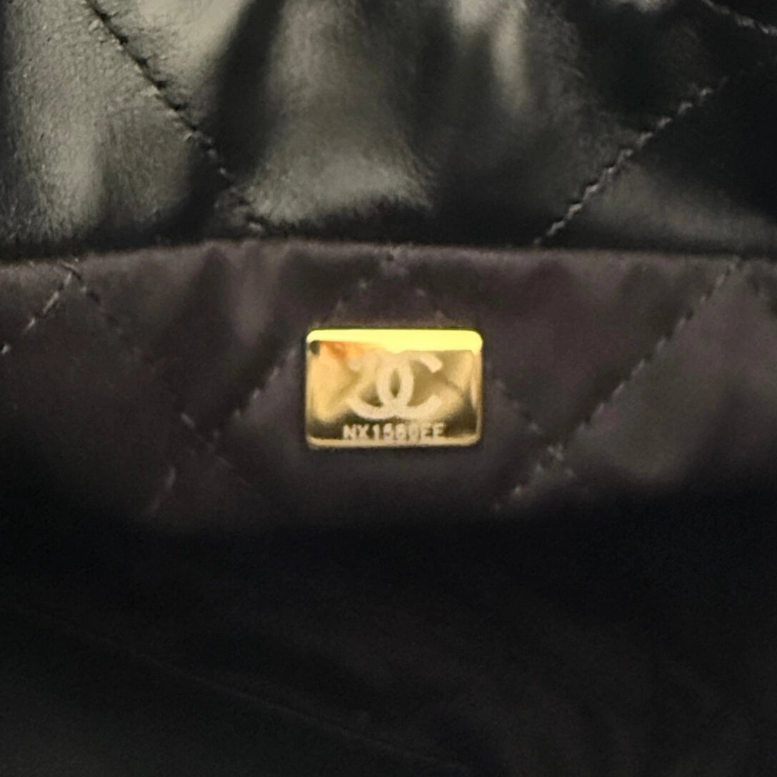 Chanel Kleine Chanel 22 Tasche Schwarz aus Kalbsleder goldene Hardware / neuwertig Chanel
