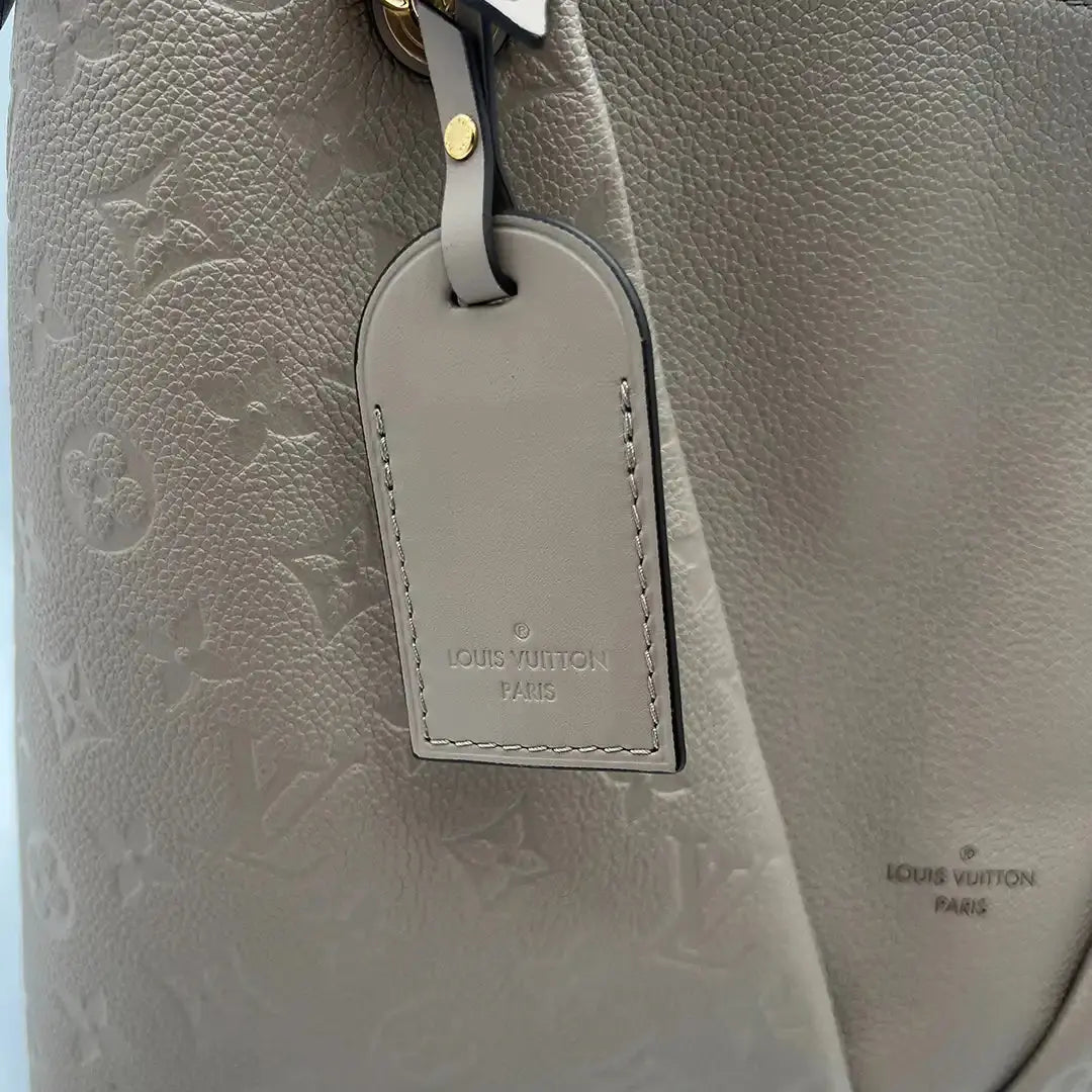 Louis Vuitton V Tote MM Monogram Tourterelle Empreinte Leder grau / neuwertig Louis Vuitton