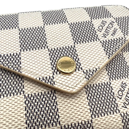 Louis Vuitton Victorine button