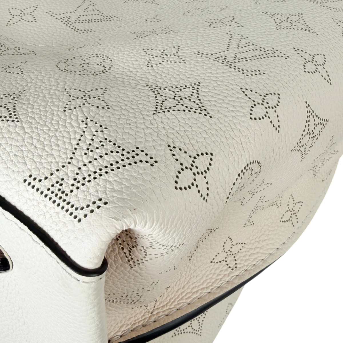 Louis Vuitton Carmel Hobo Mahina leer Crème Beige zilver