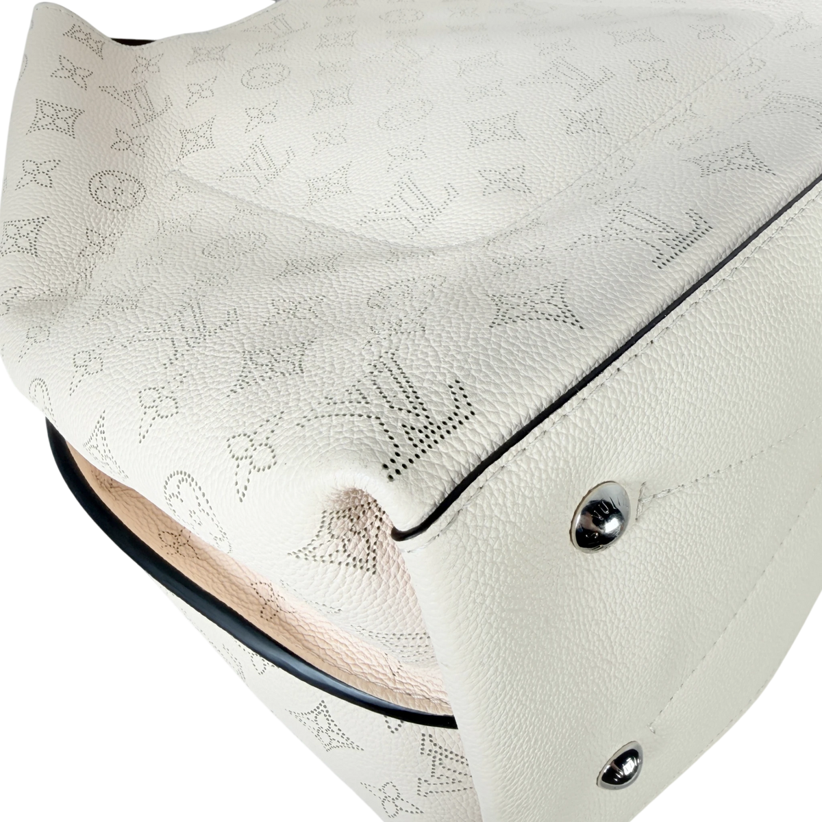 Louis Vuitton Carmel Hobo Mahina leer Crème Beige zilver
