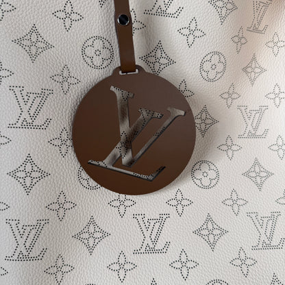 Louis Vuitton Carmel Hobo Mahina leer Crème Beige zilver