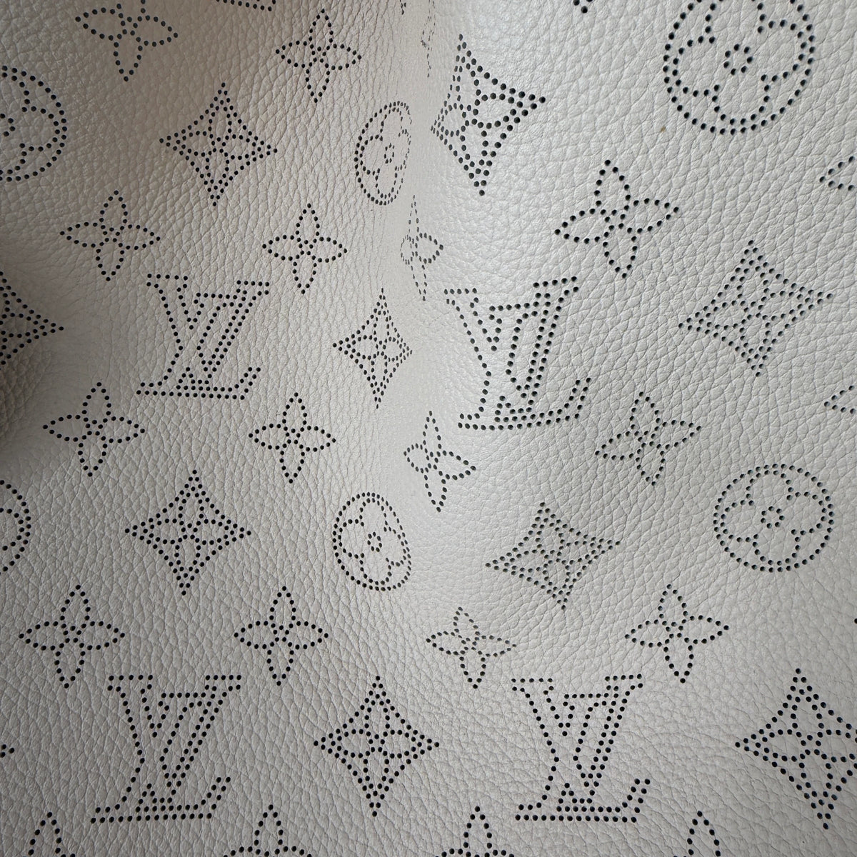 Louis Vuitton Carmel Hobo Mahina leer Crème Beige zilver