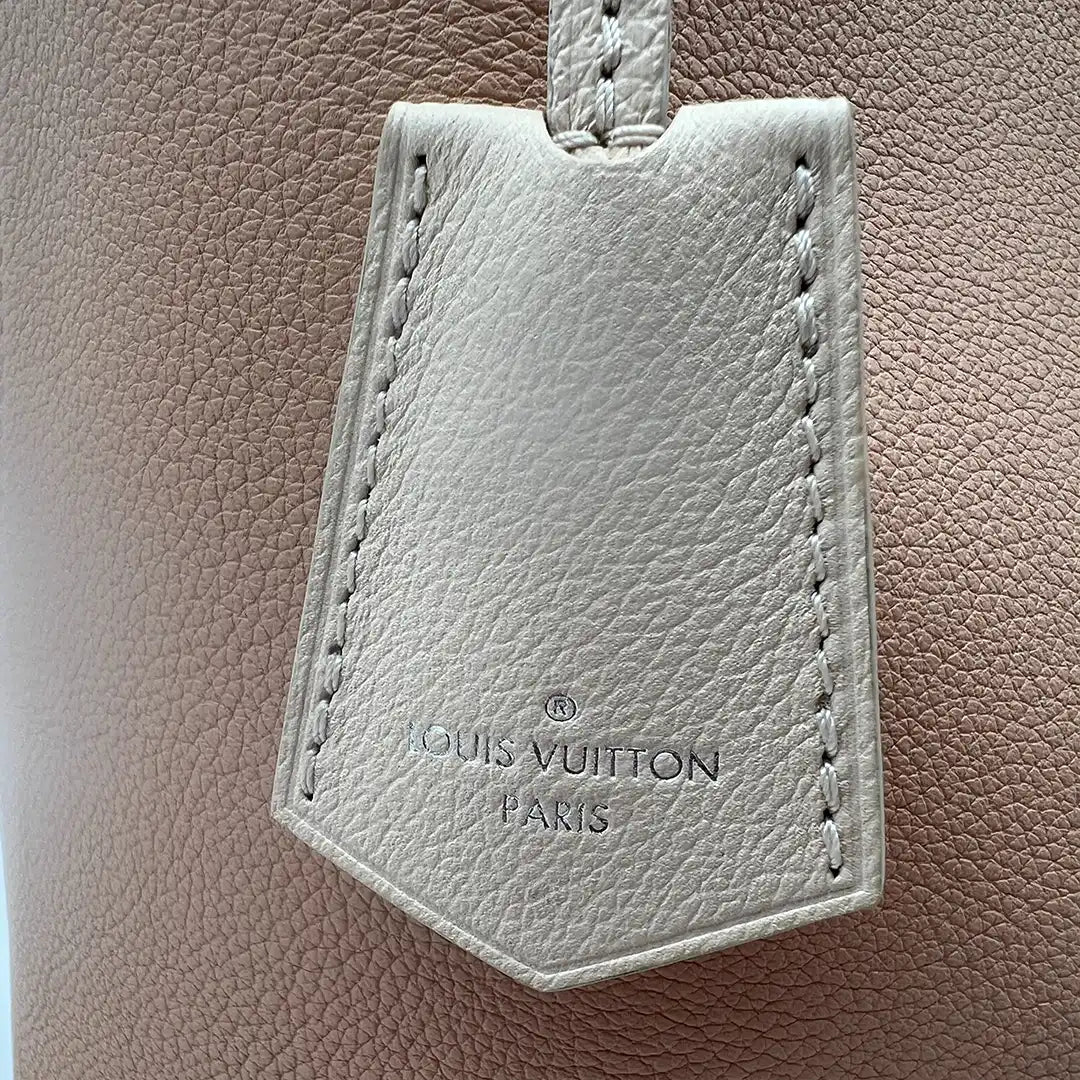 Louis Vuitton Lockme Hobo Leder Schultertasche beige M44330 / neuwertig Louis Vuitton