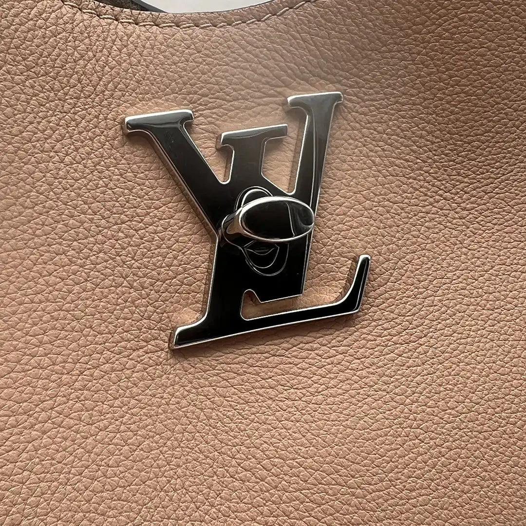Louis Vuitton Lockme Hobo Leder Schultertasche beige M44330 / neuwertig Louis Vuitton