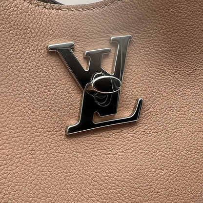 Louis Vuitton Lockme Hobo Leder Schultertasche beige M44330 / neuwertig Louis Vuitton