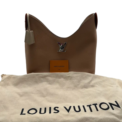 Louis Vuitton Lockme Hobo Leder Schultertasche beige M44330 / neuwertig Louis Vuitton