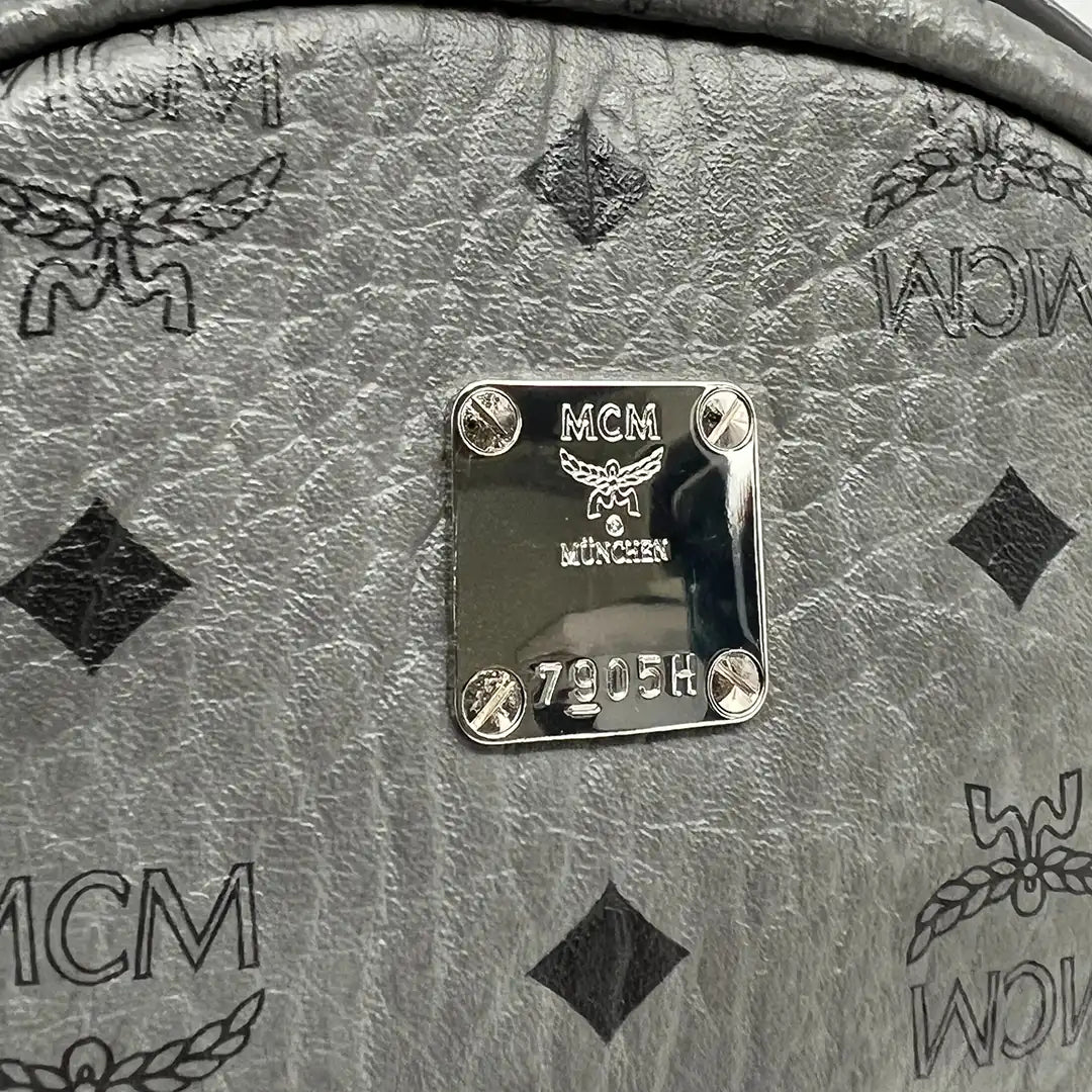 MCM Stark Rucksack Visetos Side Studs Small Phantom Grey / sehr gut MCM
