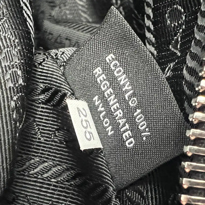 Prada Re-Nylon Traingle Crossbody Tasche schwarz / sehr gut Echtheitscheck