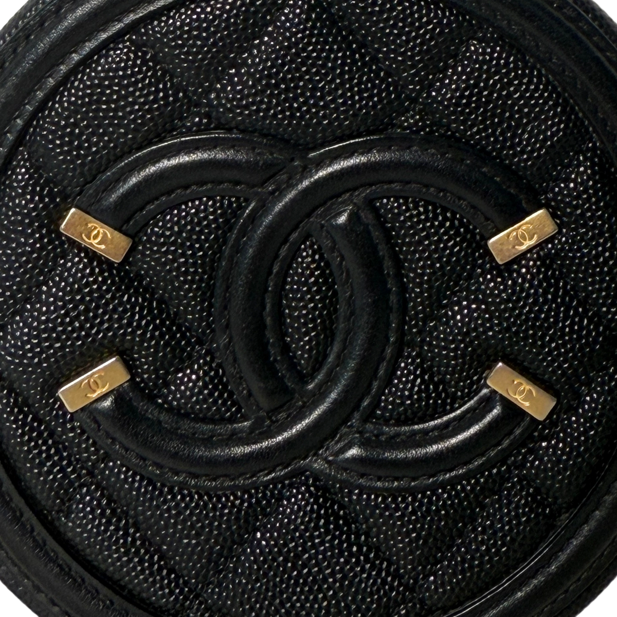 Chanel Runde CC Filigree Clutch aus Kaviarleder Schwarz / sehr gut Chanel