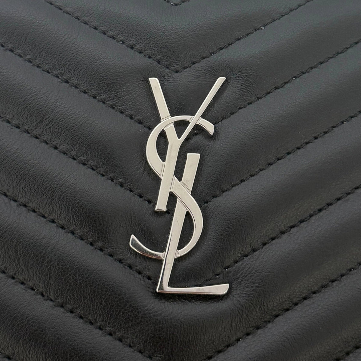 Saint Laurent Cassandre Matelassé Dokumentenhalter aus gestepptem Leder Schwarz / sehr gut Saint Laurent