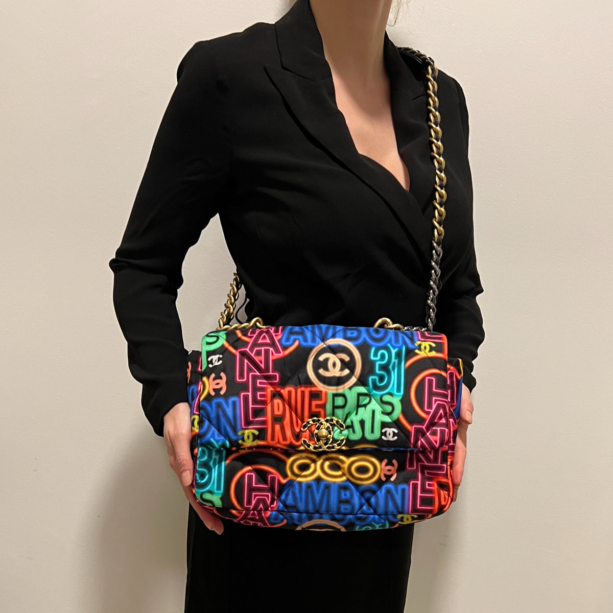 Chanel 19 große Tasche Flap Bag Stoff mehrfarbig Neon Graffiti / sehr gut Chanel